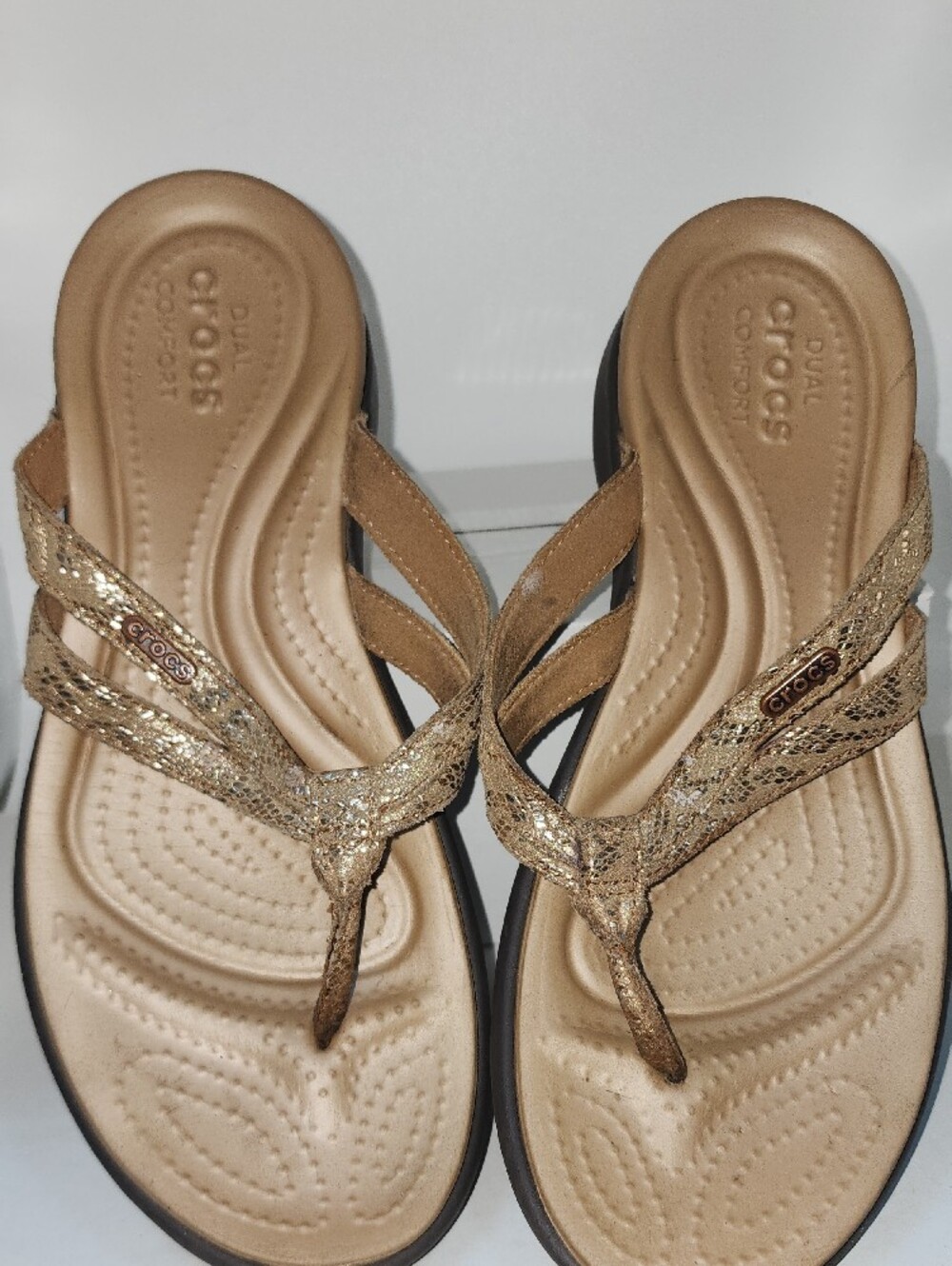 Crocs Size 9 Comfort Wedge Thong Sandals in Metallic Tan